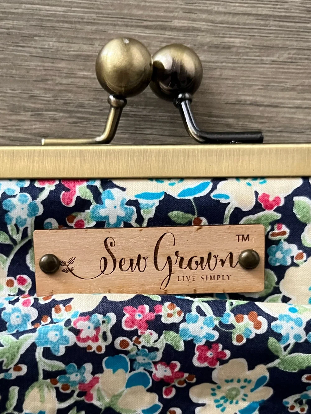 NWOT Sew Grown Essential Oil Carrying Kisslock Clutch- Navy Multi